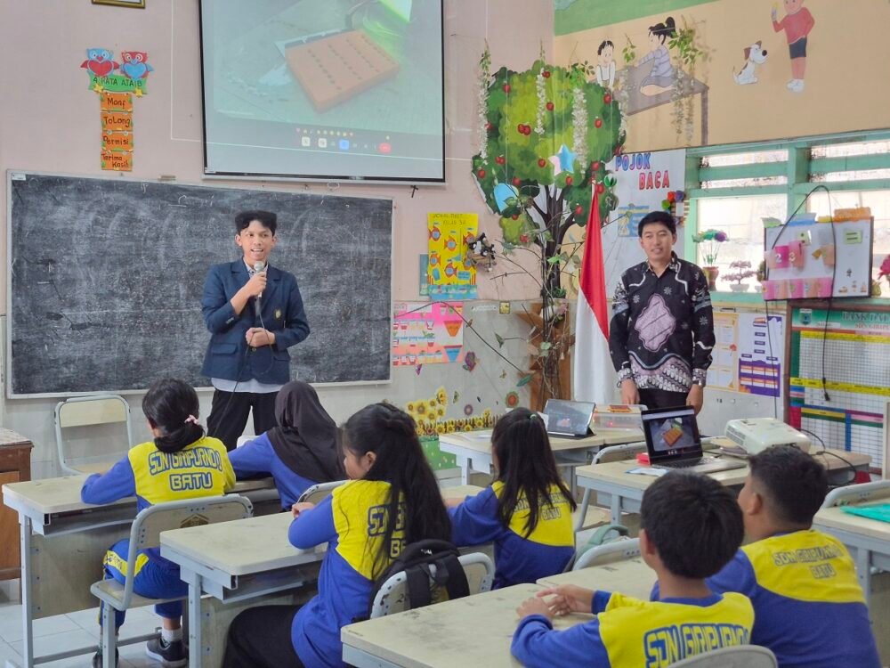gambar 4_sosialisasi alat peraga - siswa Tim PkM Departemen Matematika FSTeM UB Sosialisasi Inovasi Pembelajaran Geometri Melalui Teknologi Lantai Pintar Di SDN Giripurno 01 Batu