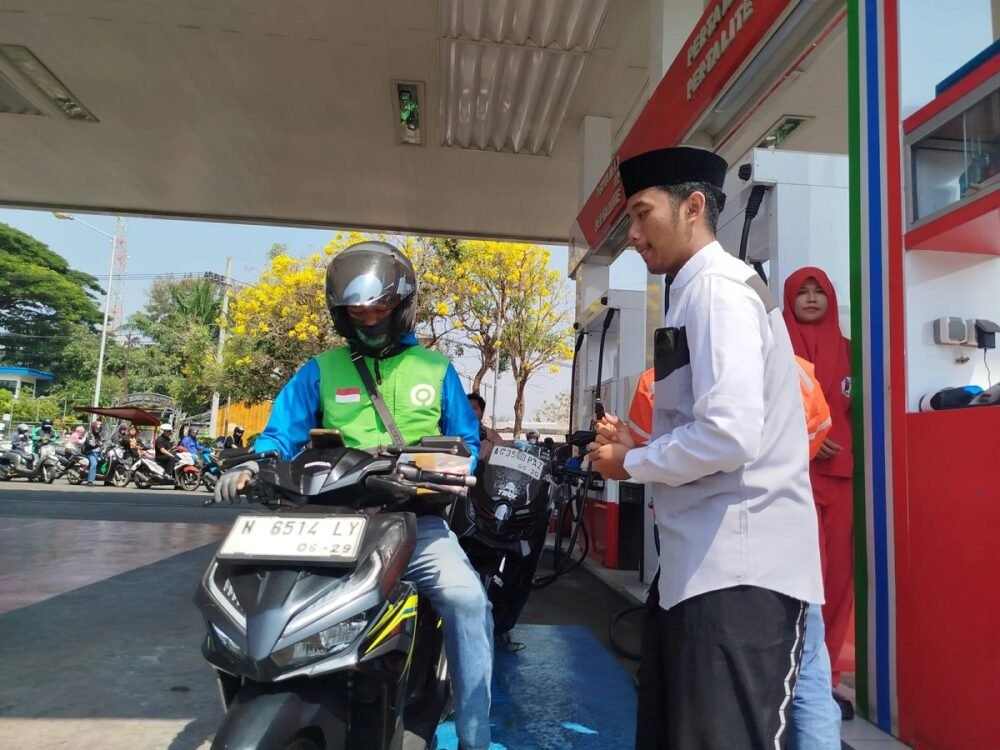 Peringati HSN 2026, Santri MAN 1 Kota Malang Bagikan 200 Paket Sembako ke Pengemudi Ojol dan Masyarakat