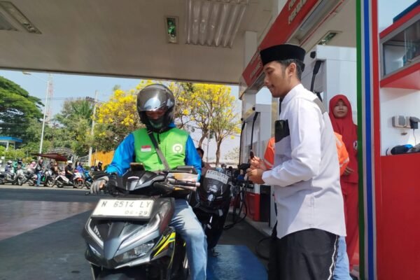 Peringati HSN 2026, Santri MAN 1 Kota Malang Bagikan 200 Paket Sembako ke Pengemudi Ojol dan Masyarakat