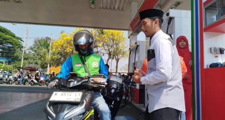 Peringati HSN 2026, Santri MAN 1 Kota Malang Bagikan 200 Paket Sembako ke Pengemudi Ojol dan Masyarakat