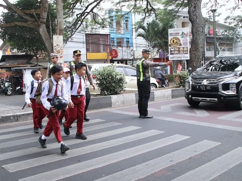 Polisi Peduli Sekolah, Wakapolresta Malang Kota Turun Langsung Bantu Siswa Menyeberang