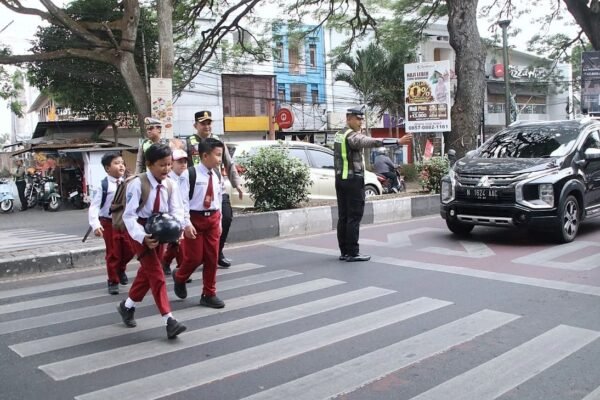 Polisi Peduli Sekolah, Wakapolresta Malang Kota Turun Langsung Bantu Siswa Menyeberang