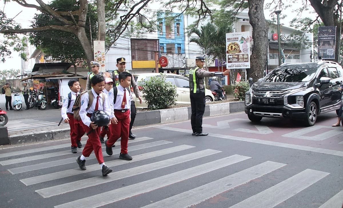 535-Wakapolresta Malang bantu siswa menyeberang Polisi Peduli Sekolah, Wakapolresta Malang Kota Turun Langsung Bantu Siswa Menyeberang