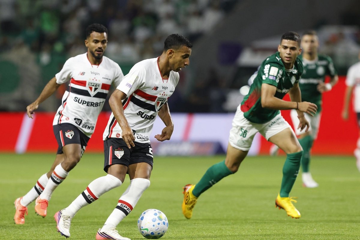 636-Klub Brasil dengan jersey sponsor judi daring Klub-Klub Sepak Bola Brasil Protes Keras Keputusan Presiden Lula da Silva soal Judi Daring