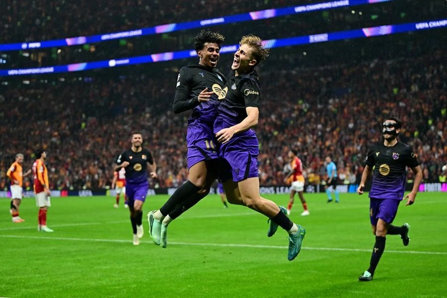648-Pemain Barcelona melompat kegirangan Barcelona Hancurkan Galatasaray 4-1 di Istanbul, Lanjutkan Tren Positif di Eropa