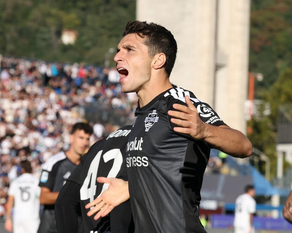 658-Anastasios Douvikas Como brace Tren Positif Como Berlanjut, Kalahkan Sassuolo 2-0