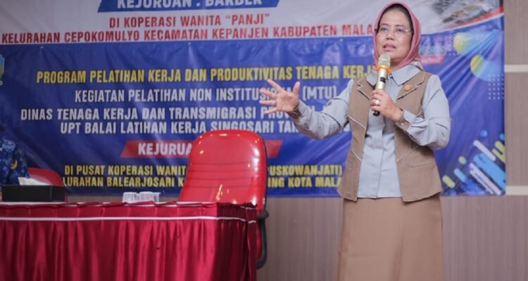Dukungan Pokir Komisi E DPRD Jatim, Puluhan Perempuan Ikuti Pelatihan Barbershop di BLK Singosari