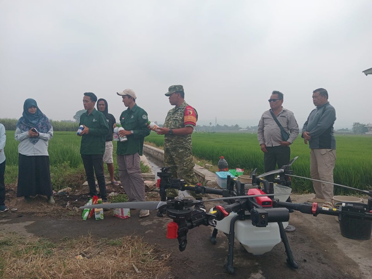 Babinsa Arjowinangun Dampingi Penyemprotan Padi dengan Drone