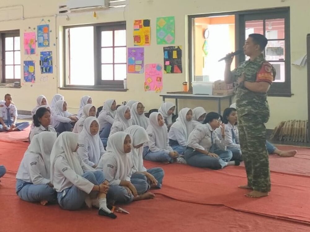 Babinsa Bareng Siswa SRMA 22 Kota Malang Dapatkan Pembekalan Wawasan Kebangsaan dari Babinsa Kodim 0833