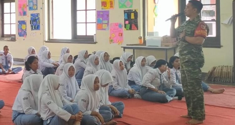 Siswa SRMA 22 Kota Malang Dapatkan Pembekalan Wawasan Kebangsaan dari Babinsa Kodim 0833