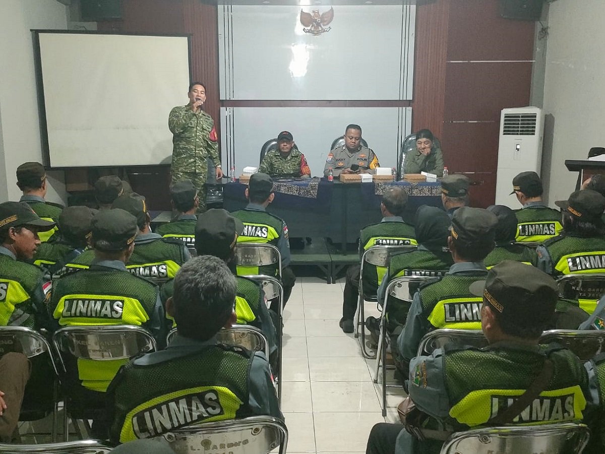 Babinsa Bareng Linmas Sinergi Babinsa Bareng dan Linmas, Beri Pelatihan Jaga Keamanan Wilayah