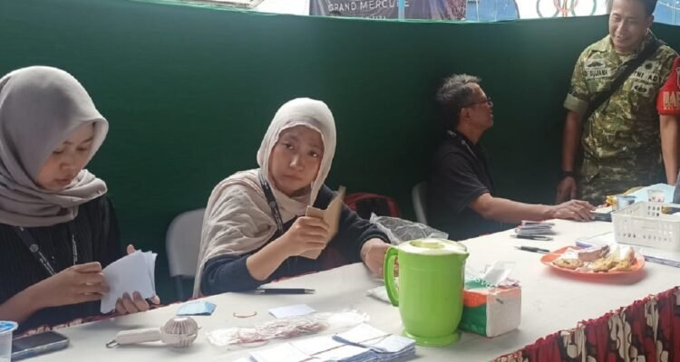 Dorong Partisipasi Warga, Babinsa Blimbing Turut Dampingi Pemilihan Ketua RT