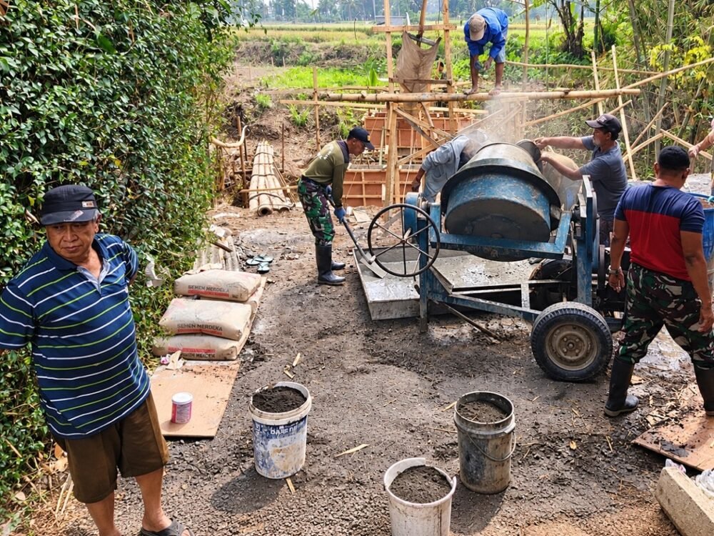 Babinsa dan Warga Usung Semangat Gotong Royong, Kebut Pengecoran Jembatan Perintis Garuda Kedungkandang
