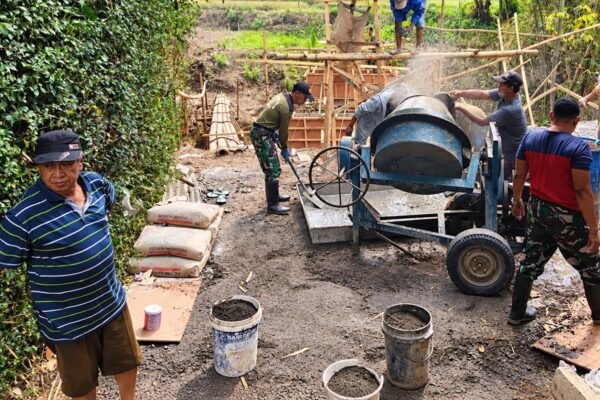 Babinsa dan Warga Usung Semangat Gotong Royong, Kebut Pengecoran Jembatan Perintis Garuda Kedungkandang
