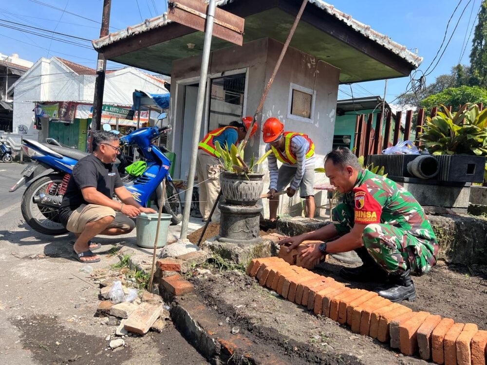 Bantu Bangun Taman Untuk Warga, Babinsa Ketawanggede Dorong Lingkungan Nyaman dan Tertata