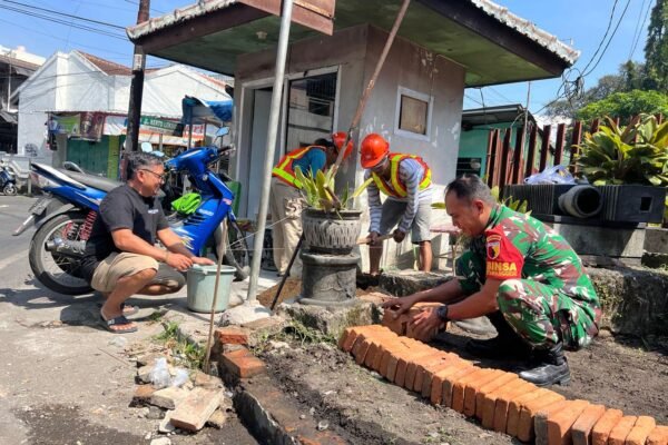 Bantu Bangun Taman Untuk Warga, Babinsa Ketawanggede Dorong Lingkungan Nyaman dan Tertata