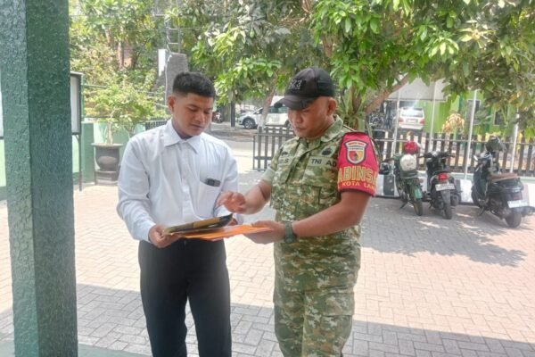 Dukung Generasi Muda, Babinsa Kota Lama Dampingi Calon Prajurit TNI Validasi Pendaftaran di Ajenrem 083