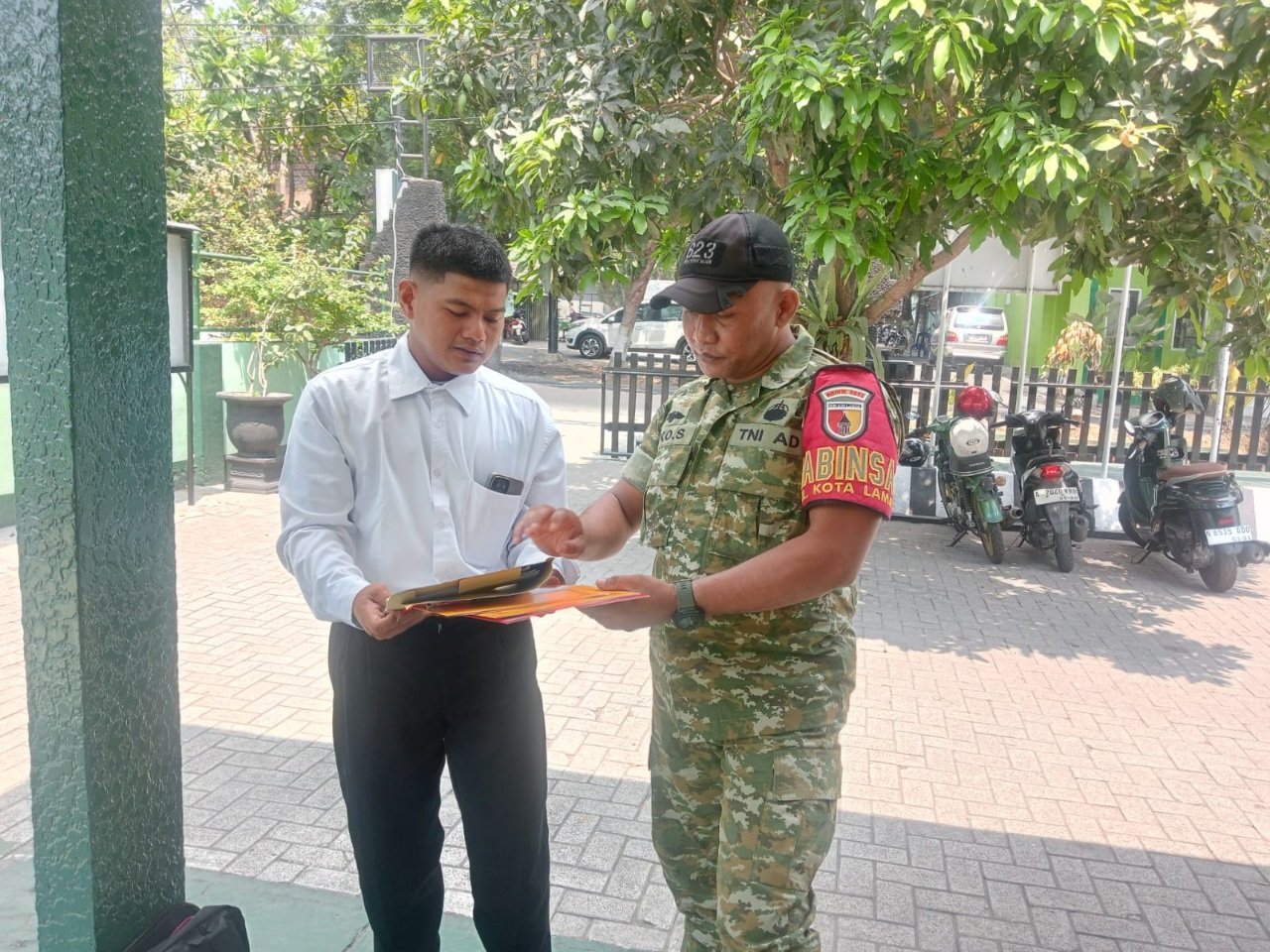 Dukung Generasi Muda, Babinsa Kota Lama Dampingi Calon Prajurit TNI Validasi Pendaftaran di Ajenrem 083