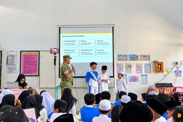 Babinsa Kotalama Edukasi Ratusan Siswa MI Nurul Hikmah tentang Bahaya Narkoba dan Bullying
