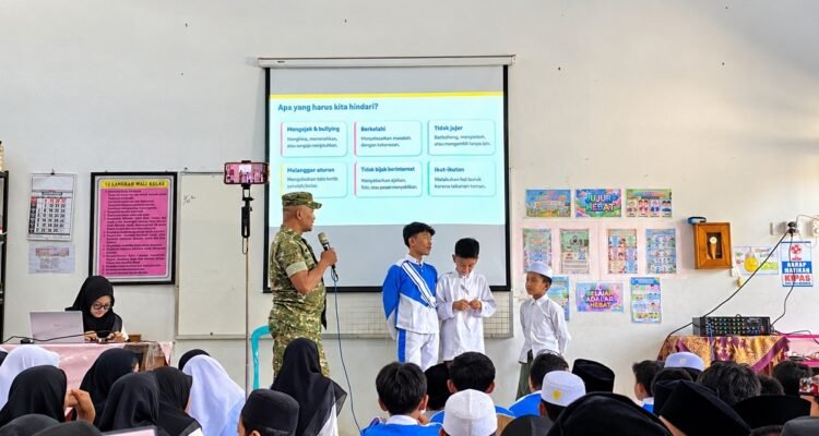 Babinsa Kotalama Edukasi Ratusan Siswa MI Nurul Hikmah tentang Bahaya Narkoba dan Bullying