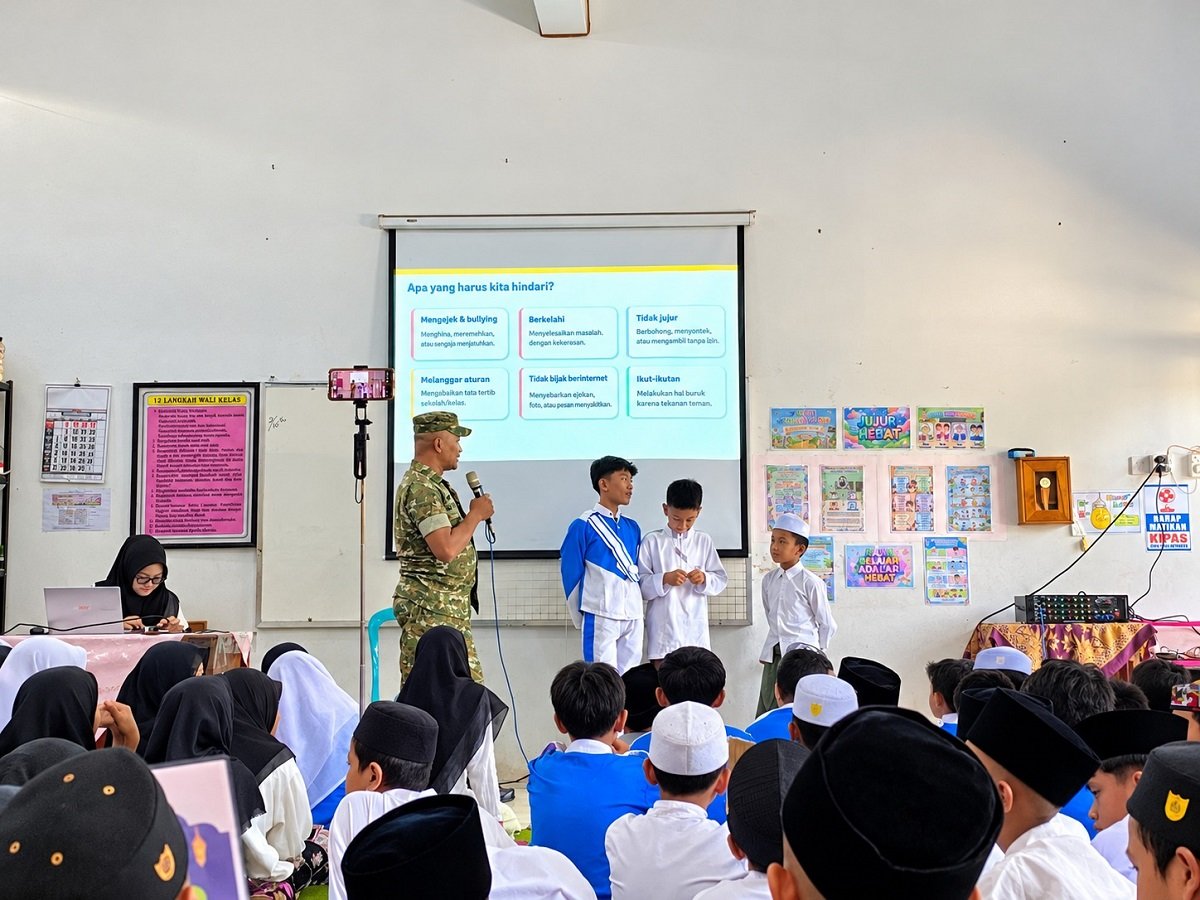 Babinsa Kotalama Edukasi Ratusan Siswa MI Nurul Hikmah tentang Bahaya Narkoba dan Bullying