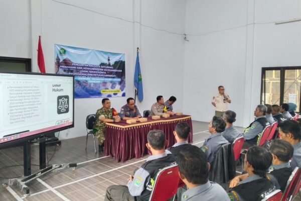 Babinsa Lesanpuro Beri Pendampingan Peningkatan Kapasitas Satlinmas untuk Perkuat Kesiapsiagaan Warga