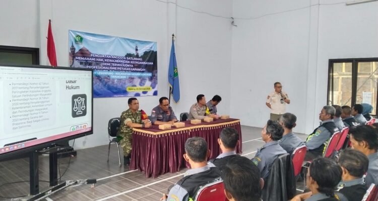 Babinsa Lesanpuro Beri Pendampingan Peningkatan Kapasitas Satlinmas untuk Perkuat Kesiapsiagaan Warga