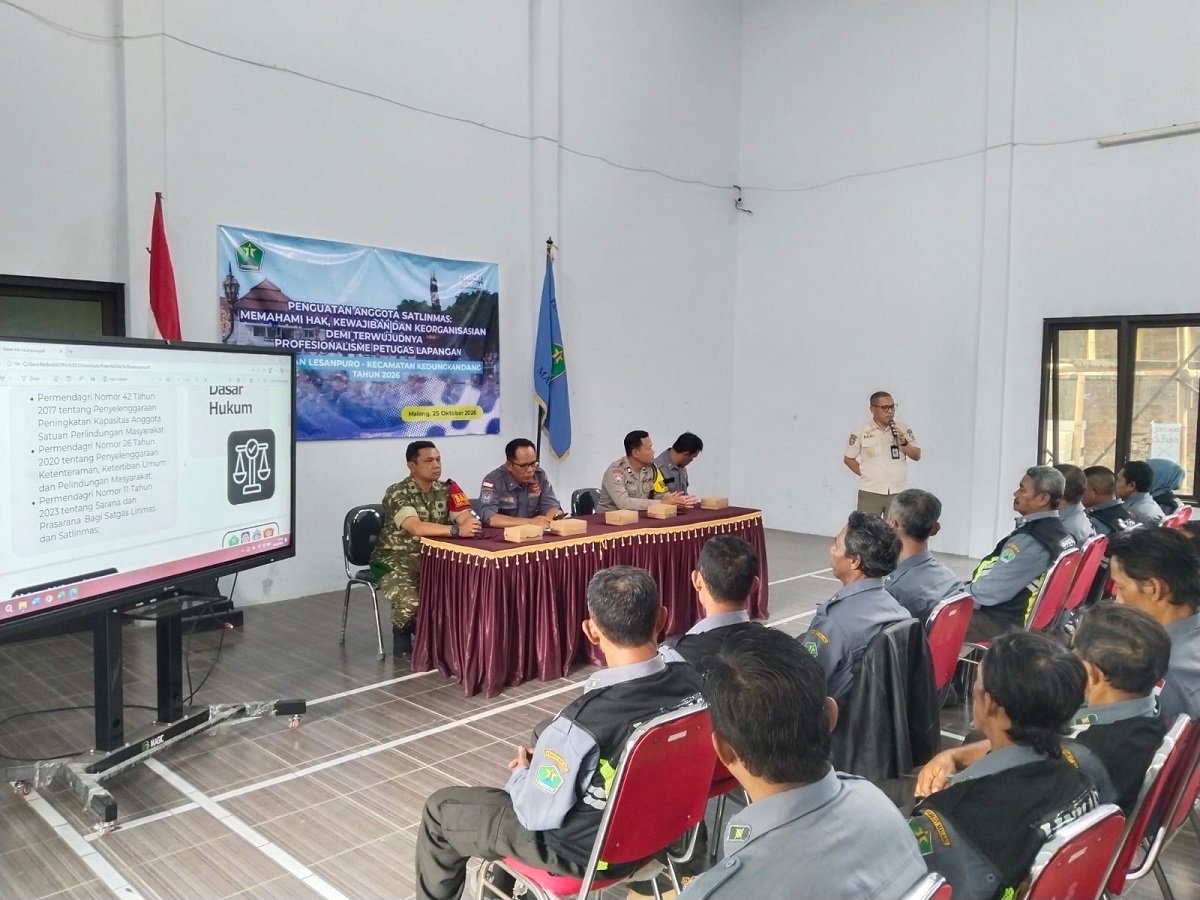 Babinsa Lesanpuro Babinsa Lesanpuro Beri Pendampingan Peningkatan Kapasitas Satlinmas untuk Perkuat Kesiapsiagaan Warga