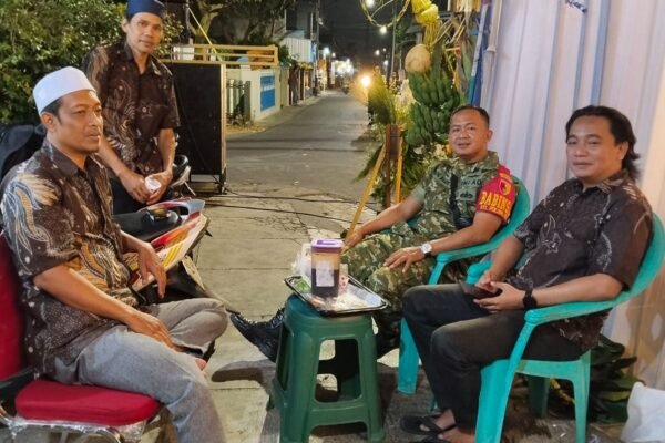 Patroli Malam Babinsa Polowijen Pererat Komunikasi dengan Warga