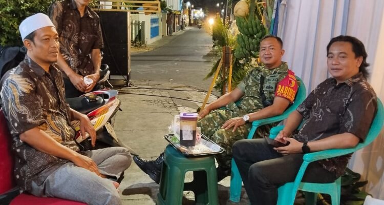 Patroli Malam Babinsa Polowijen Pererat Komunikasi dengan Warga