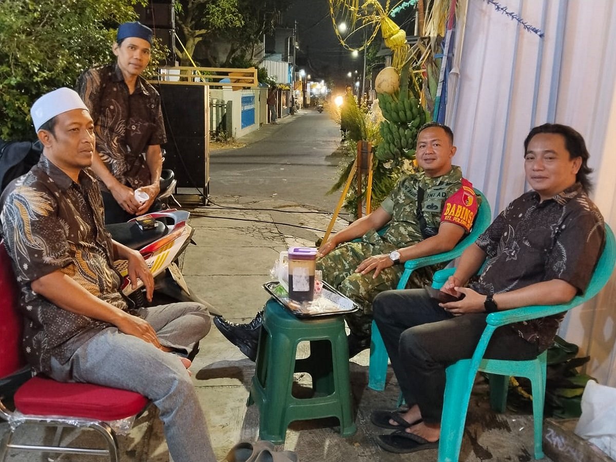 Babinsa Polowijen Patroli Malam Babinsa Polowijen Pererat Komunikasi dengan Warga