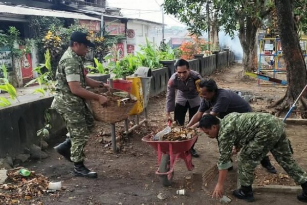 Aksi Bersih Lingkungan Babinsa Rampal Celaket Bersama Bhabinkamtibmas dan Warga Wujudkan Lingkungan Bersih dan Sehat