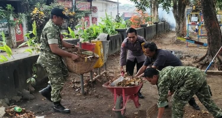Aksi Bersih Lingkungan Babinsa Rampal Celaket Bersama Bhabinkamtibmas dan Warga Wujudkan Lingkungan Bersih dan Sehat