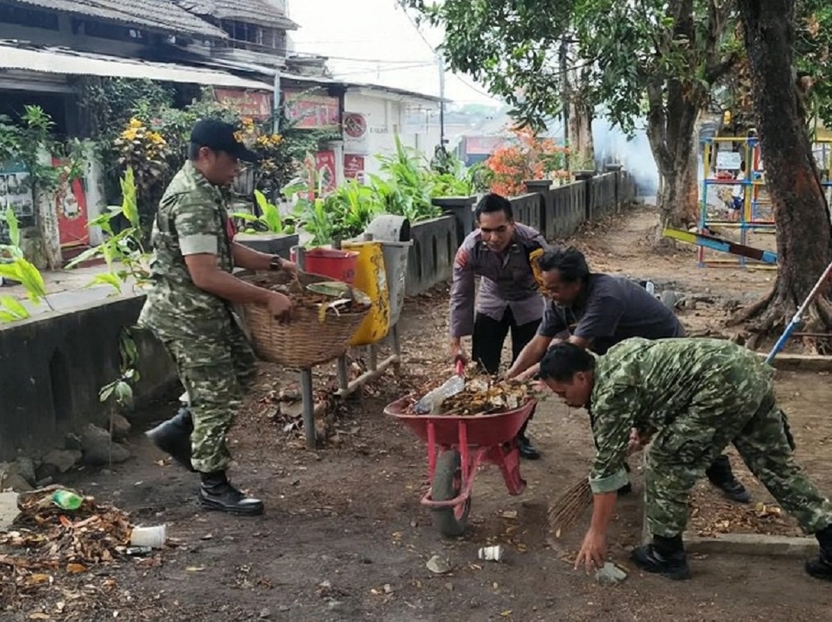 Babinsa Rampal Celaket Aksi Bersih Lingkungan Babinsa Rampal Celaket Bersama Bhabinkamtibmas dan Warga Wujudkan Lingkungan Bersih dan Sehat