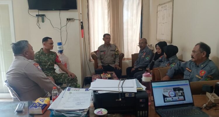 Rangkul Linmas dan Warga, Babinsa Sumbersari Perkuat Kemitraan Jaga Keamanan Lingkungan