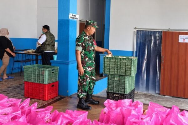 Pendampingan Babinsa Tlogomas dalam Penyiapan Makanan Bergizi Dukung Pemenuhan Gizi Masyarakat