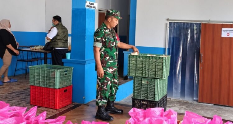 Pendampingan Babinsa Tlogomas dalam Penyiapan Makanan Bergizi Dukung Pemenuhan Gizi Masyarakat