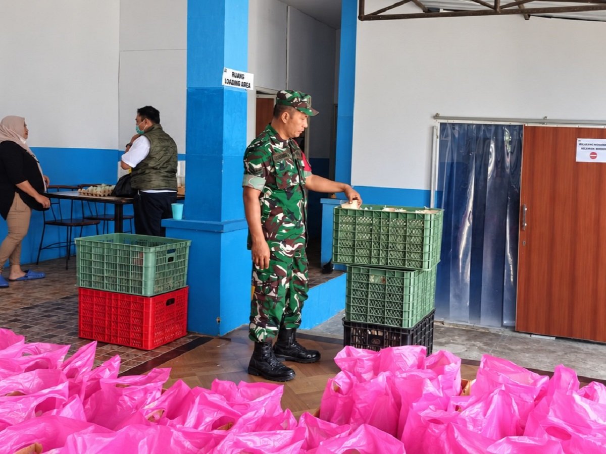 Babinsa Tlogomas Pendampingan Babinsa Tlogomas dalam Penyiapan Makanan Bergizi Dukung Pemenuhan Gizi Masyarakat