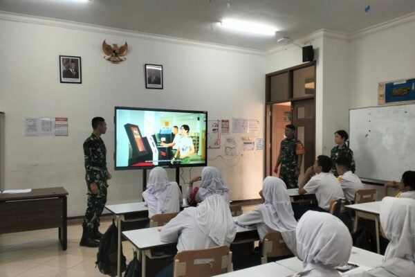 Pererat Hubungan dengan Dunia Pendidikan, Babinsa Tlogowaru Dampingi Kadet UNHAN