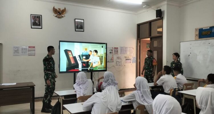 Pererat Hubungan dengan Dunia Pendidikan, Babinsa Tlogowaru Dampingi Kadet UNHAN
