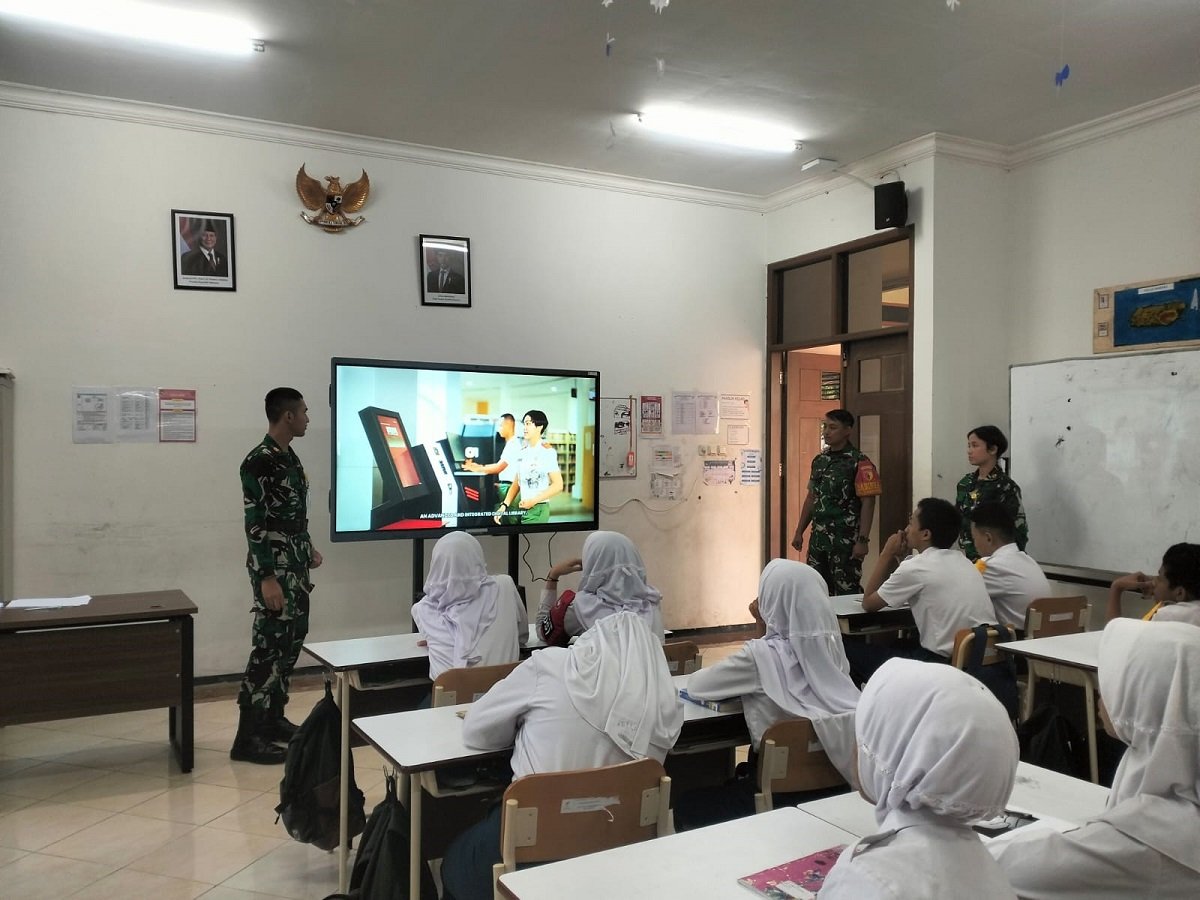 Pererat Hubungan dengan Dunia Pendidikan, Babinsa Tlogowaru Dampingi Kadet UNHAN