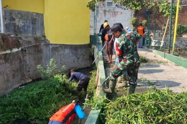 Kompak Cegah Banjir, Babinsa Tulusrejo Bersama Warga Angkat Sampah dan Lumpur