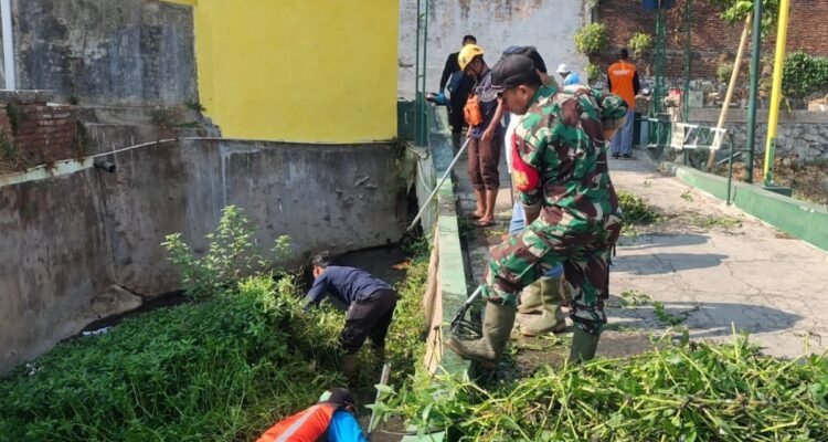 Kompak Cegah Banjir, Babinsa Tulusrejo Bersama Warga Angkat Sampah dan Lumpur