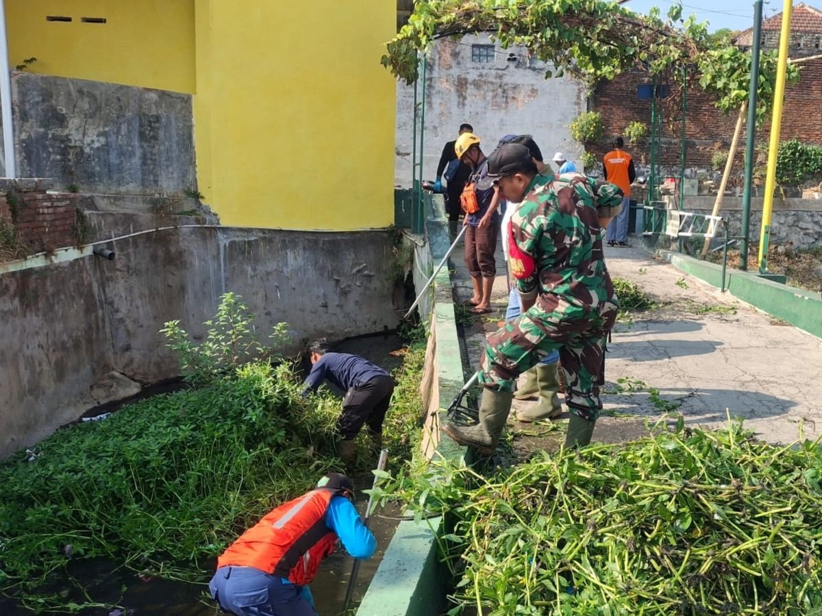 Babinsa Tulusrejo Kompak Cegah Banjir, Babinsa Tulusrejo Bersama Warga Angkat Sampah dan Lumpur