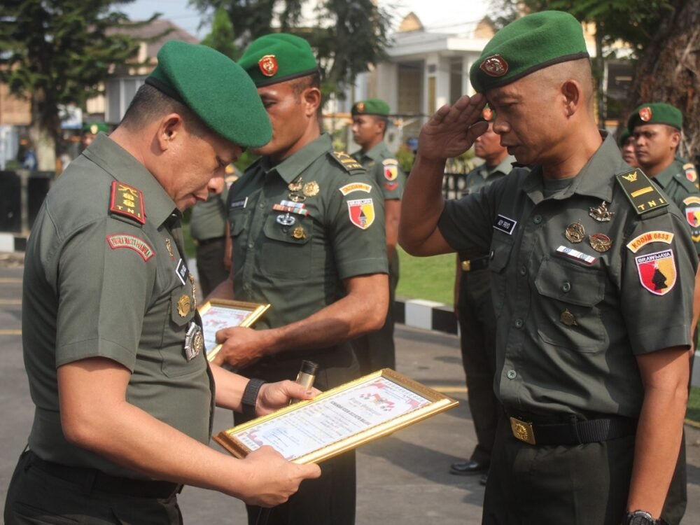 Dandim 0833 Pimpin Sertijab Danramil dan Perwira Staf serta Lepas Prajurit Pindah Satuan