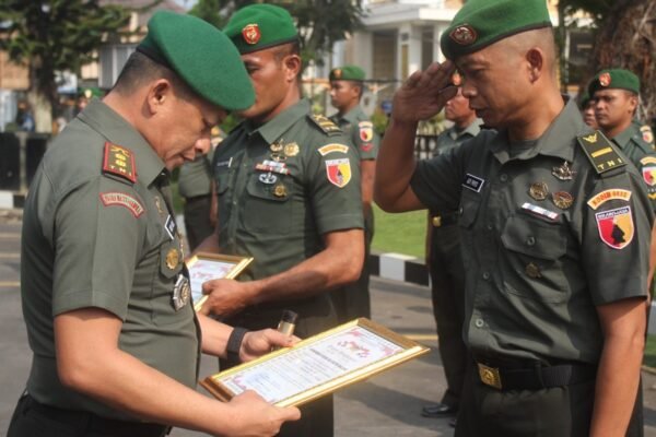 Dandim 0833 Pimpin Sertijab Danramil dan Perwira Staf serta Lepas Prajurit Pindah Satuan