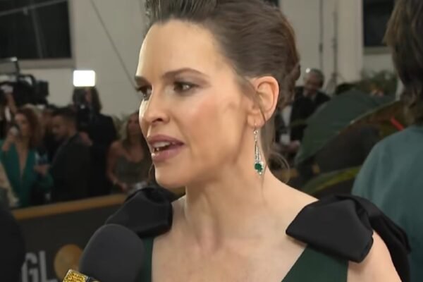 Banjir Olokan Karena Hamil di Usia 52, Ini Komentar Hillary Swank