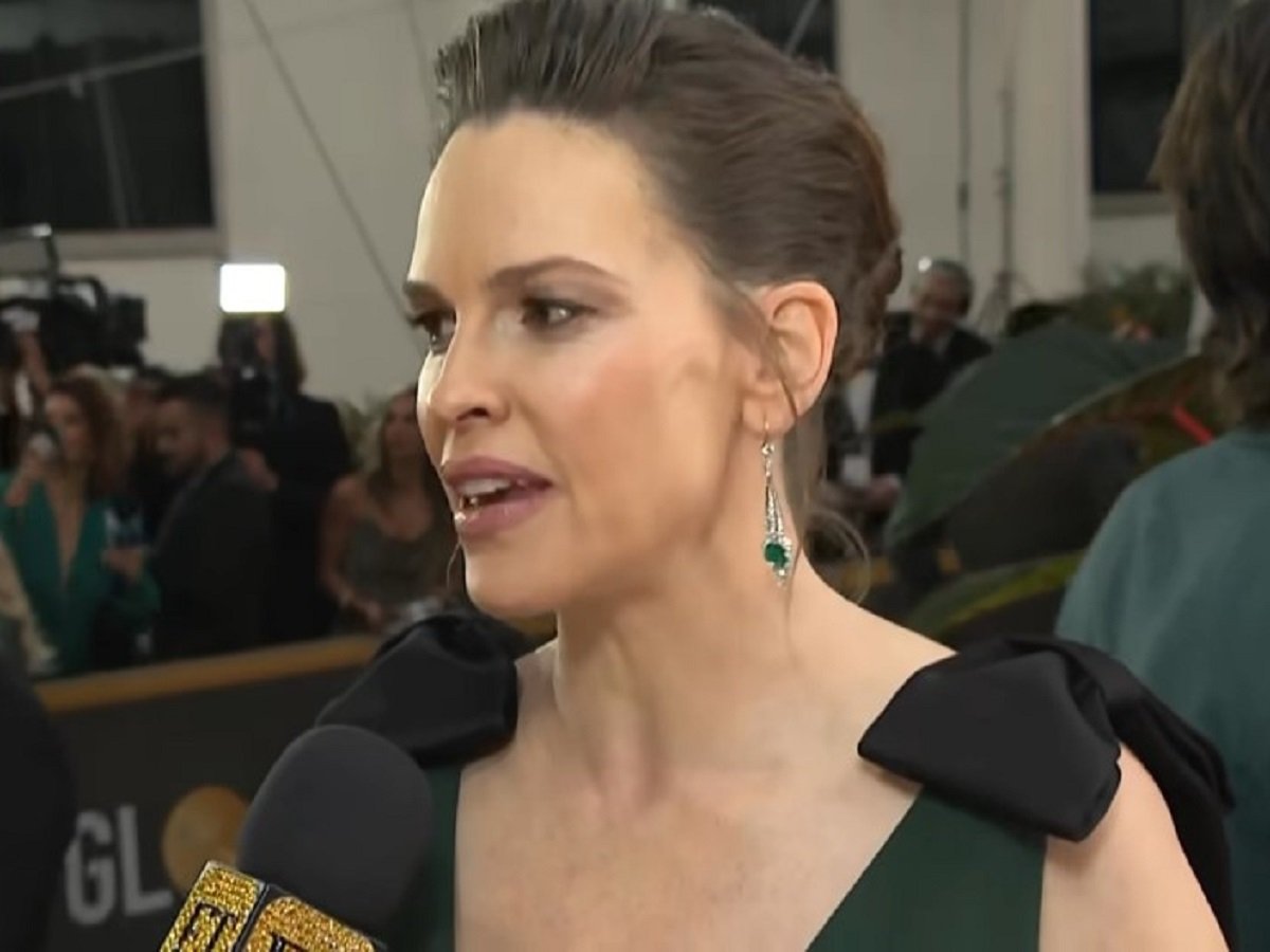 Hillary Swank Banjir Olokan Karena Hamil di Usia 52, Ini Komentar Hillary Swank