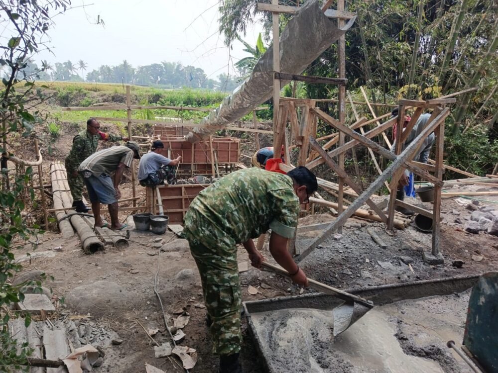 Jembatan Perintis Garuda Kedungkandang Pengecoran Jembatan Perintis Garuda Berlanjut, Wujud Kebersamaan Koramil Kedungkandang dan Warga