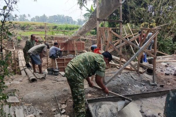 Pengecoran Jembatan Perintis Garuda Berlanjut, Wujud Kebersamaan Koramil Kedungkandang dan Warga